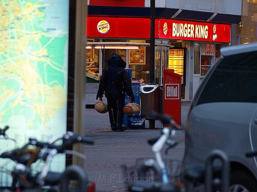 Herrenlose Einkaufstuete gesprengt Koeln Schildergasse P330.JPG